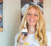 Christine Ludin mit einem Cupcake